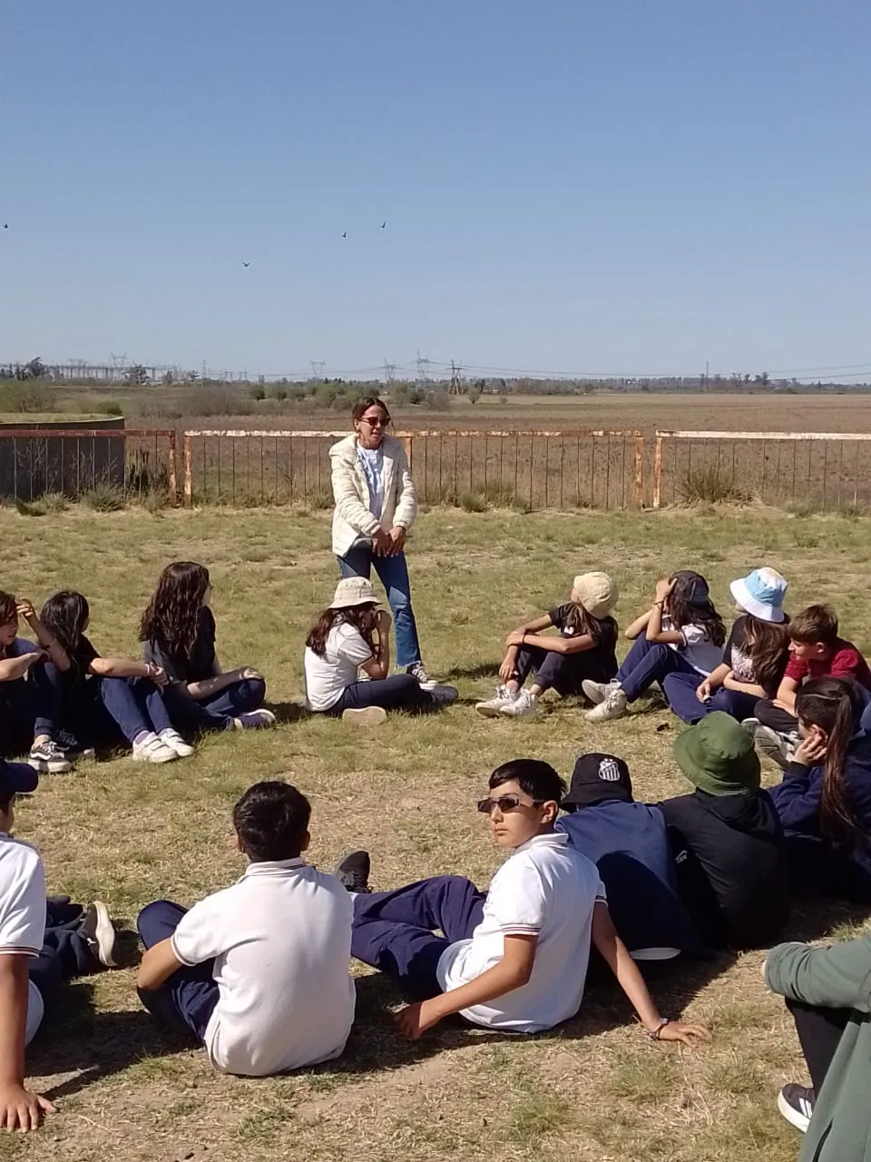 Jornada de forestación y reconocimiento de fauna autóctona con alumnos de escuelas primarias de la localidad