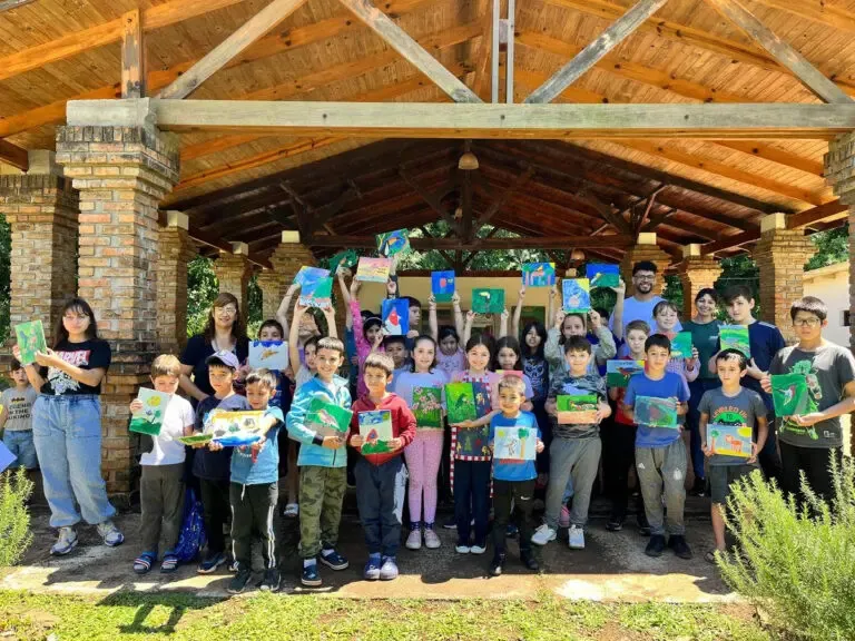 Niños y niñas de Oberá pintaron Mariposas en el Jardín Botánico
